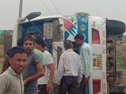 मुरैना: कैलारस में बेकाबू होकर पलटी बस, 8 यात्री घायल, एक महिला गंभीर